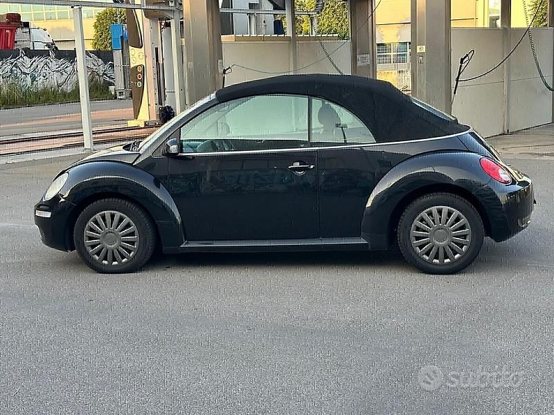 Usata VW Beetle 105 CV (77 kW) 2007 Nero Cabrio