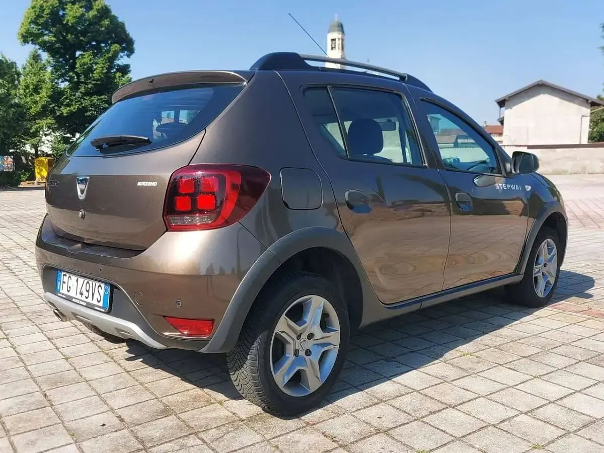 Usata Dacia Sandero Prestige 90 CV (66 kW) 2017 Marrone Berlina
