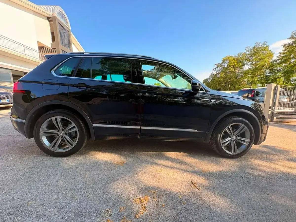 Usata VW Tiguan R-line 150 CV (110 kW) 2020 Nero SUV
