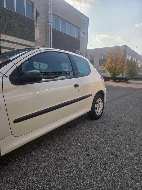 Usata Peugeot 206+ 68 CV (50 kW) 2010 Bianco Utilitaria