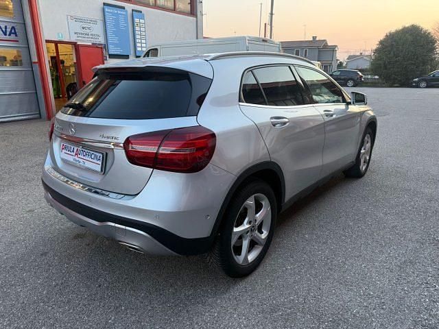 Usata Mercedes GLA200 136 CV (100 kW) 2018 Argento SUV