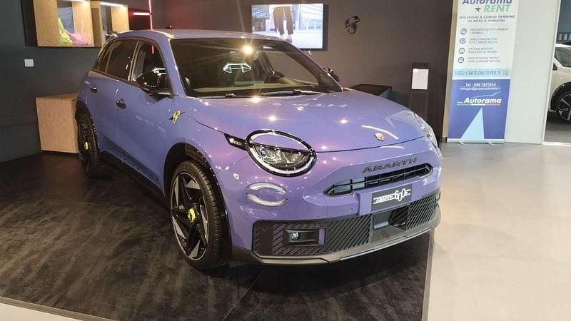 Nuova Abarth 600e Scorpionissima 206 kW (281 CV) 2025 Hypnotic purple SUV