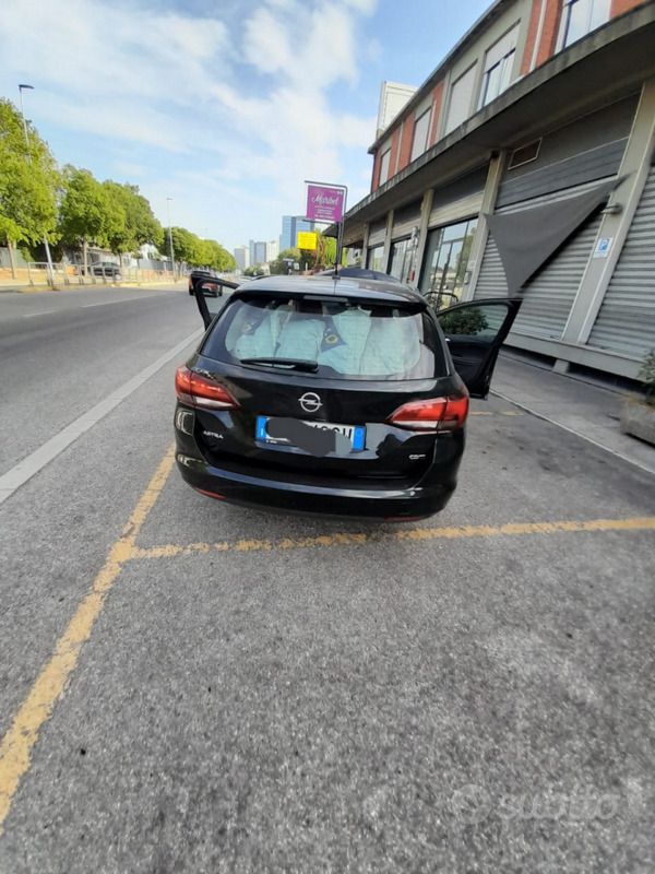 Usata Opel Astra 110 CV (80 kW) 2016 Nero Station wagon