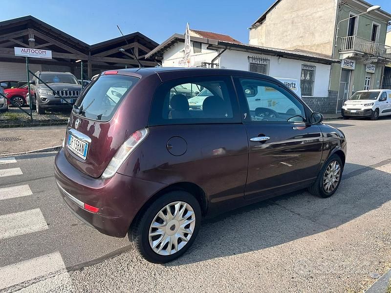 Usata Lancia Ypsilon 60 CV (44 kW) 2008 Viola Utilitaria