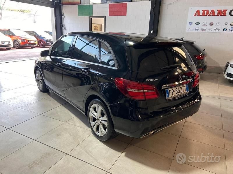 Usata Mercedes B180 109 CV (80 kW) 2018 Nero Monovolume