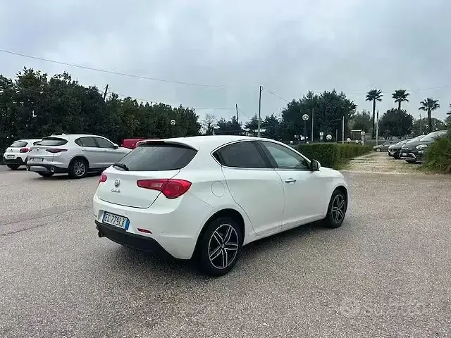 Usata Alfa Romeo Giulietta Exclusive 105 CV (77 kW) 2013 Bianco Utilitaria