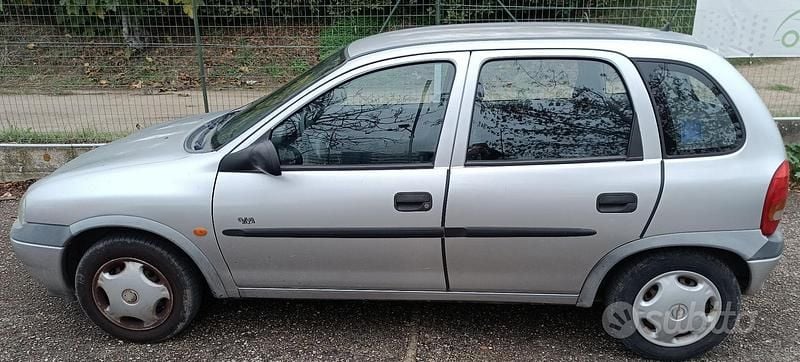 Usata Opel Corsa 65 CV (47 kW) 1999 Argento Berlina