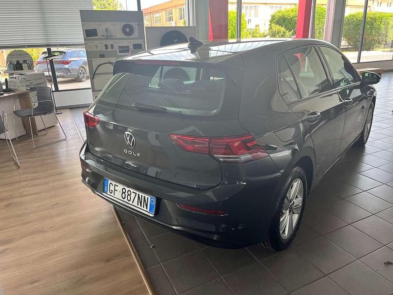 Usata VW Golf VIII Life 110 CV (80 kW) 2021 Argento Berlina