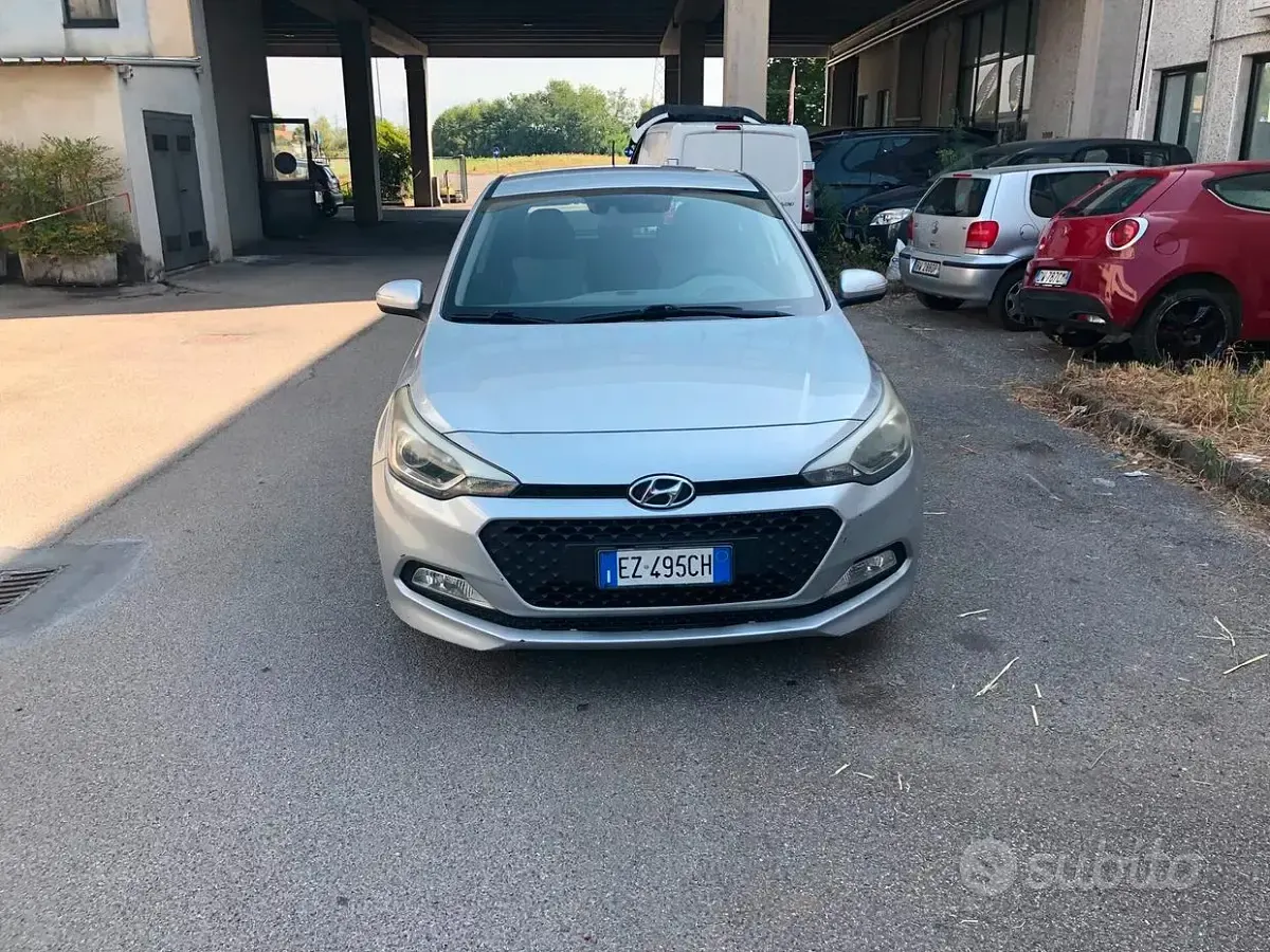 Usata Hyundai i20 Style 75 CV (55 kW) 2015 Grigio Berlina