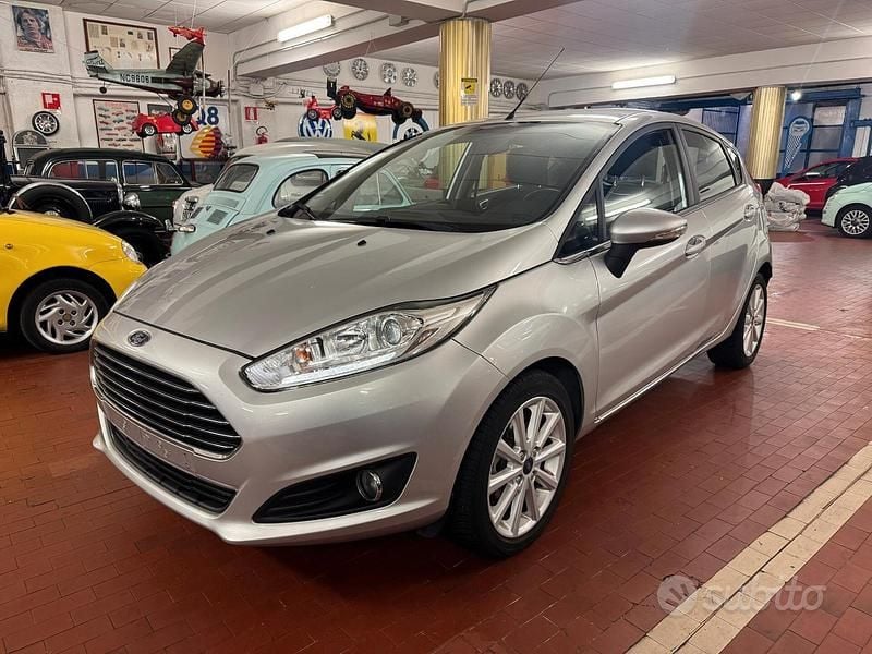 Usata Ford Fiesta 125 CV (91 kW) 2016 Grigio Berlina