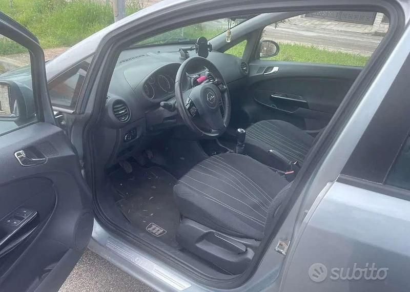 Usata Opel Corsa Edition 86 CV (63 kW) 2010 Grigio Utilitaria