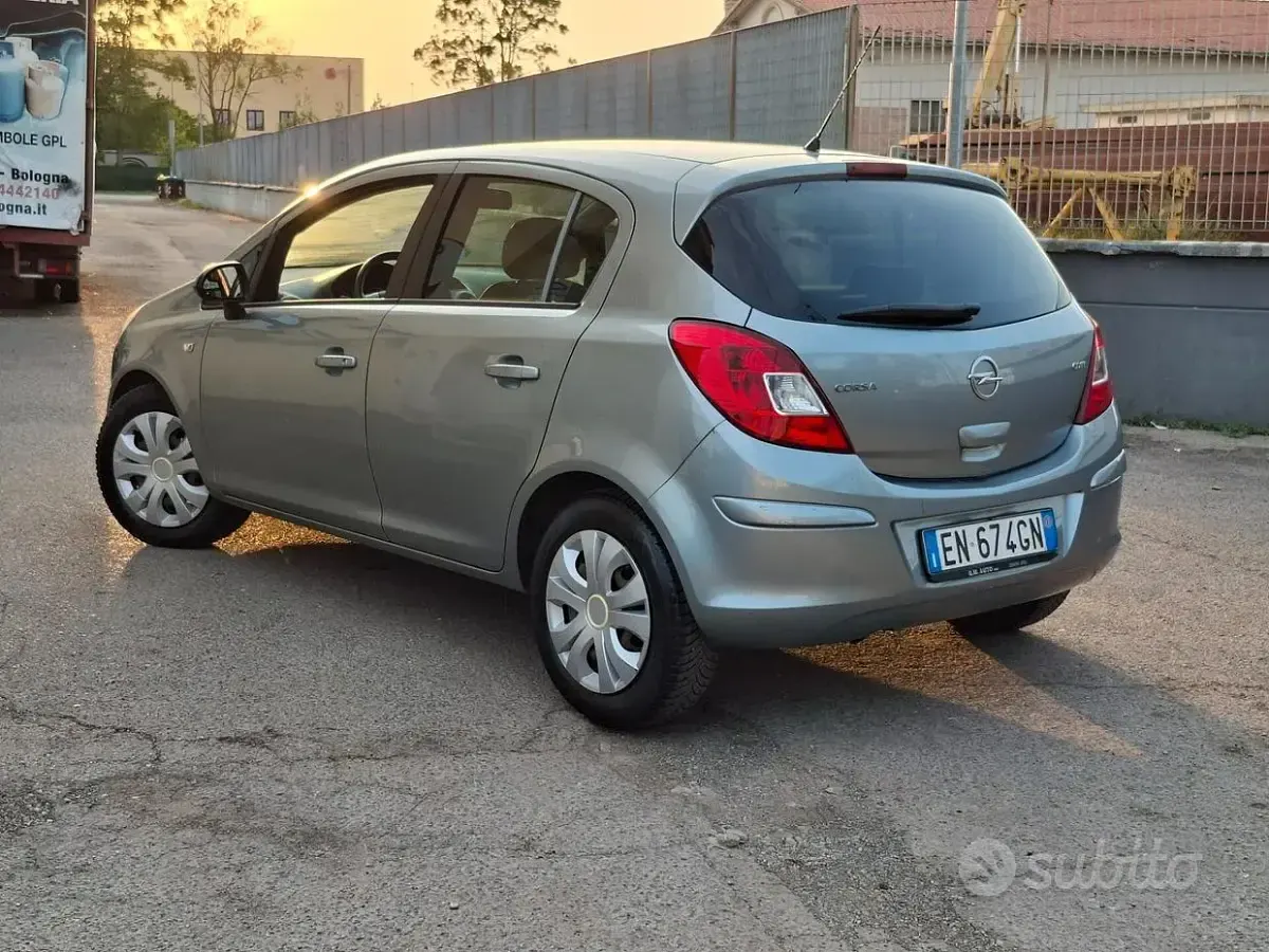 Usata Opel Corsa Sport 75 CV (55 kW) 2012 Marrone Utilitaria