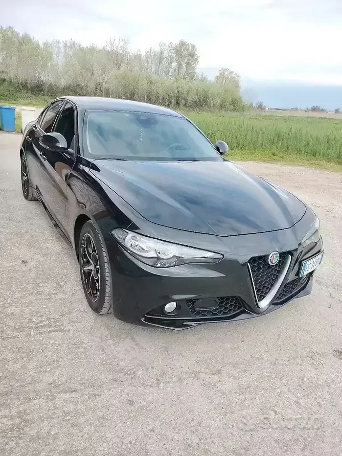 Second-hand Alfa Romeo Giulia 150 CP (110 kW) 2017 Negru Berlinǎ