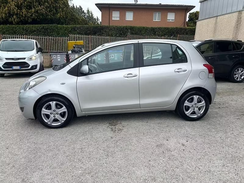 Usata Toyota Yaris Sol 90 CV (66 kW) 2011 Grigio Utilitaria