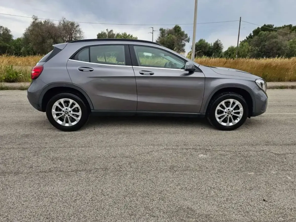 Usata Mercedes GLA180 Business 109 CV (80 kW) 2018 Grigio SUV