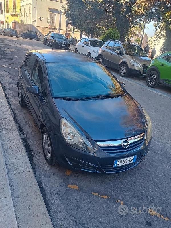 Grigio Usata 2011 Opel Corsa Club Tre volumi | 2000 € (Super prezzo) - Immagine 1/4