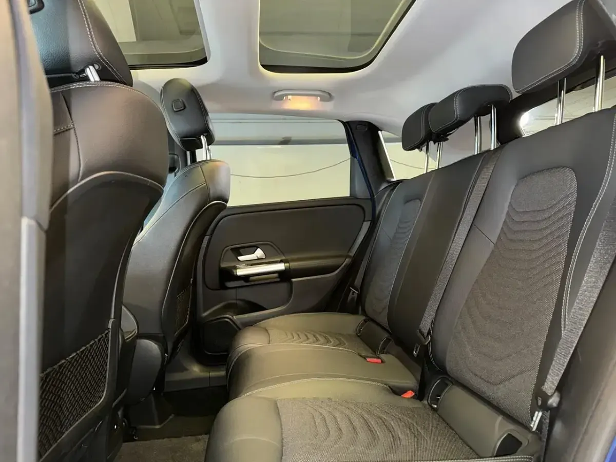 Usata Mercedes B180 AMG Line Premium Plus 116 CV (85 kW) 2023 Blu/azzurro Utilitaria
