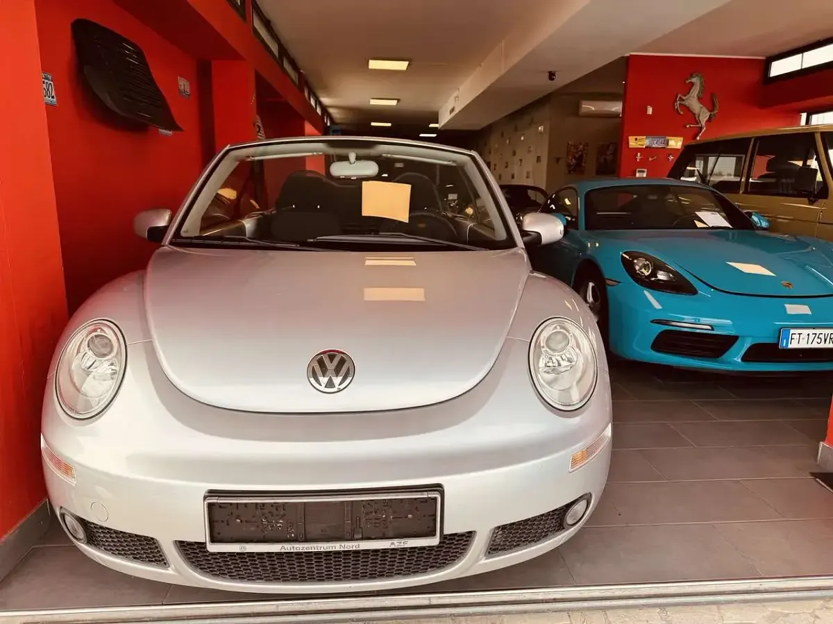 Usata VW New Beetle 102 CV (75 kW) 2007 Argento Utilitaria