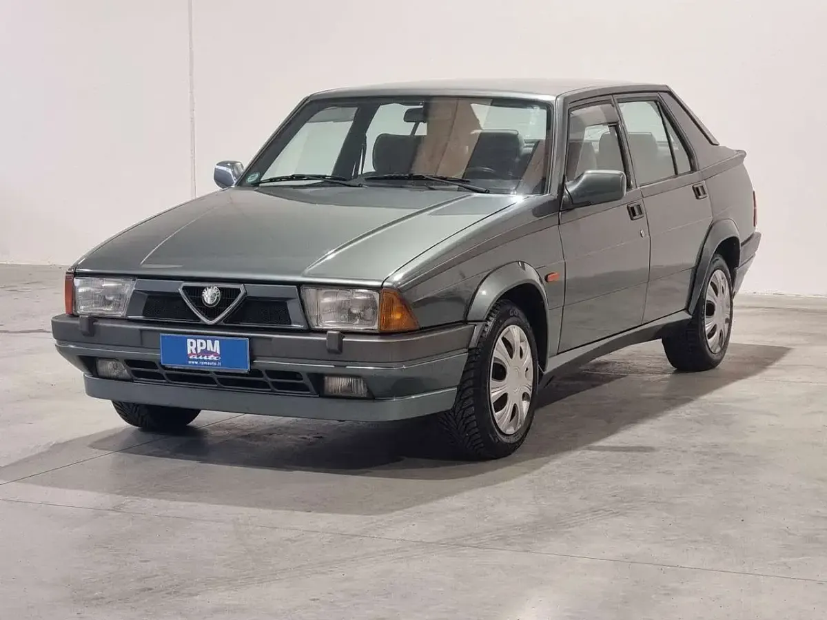 Usata Alfa Romeo 75 148 CV (108 kW) 1988 Verde Berlina