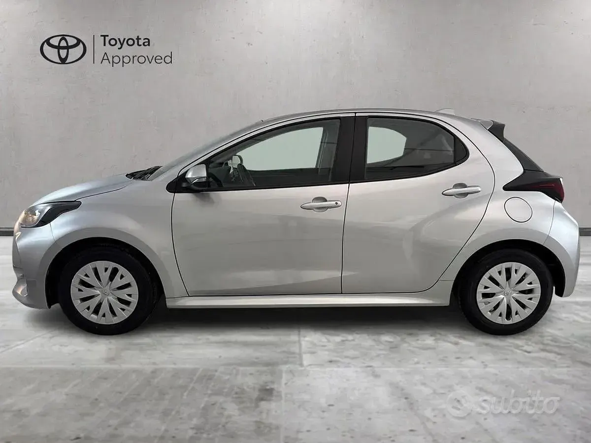 Usata Toyota Yaris Active 72 CV (52 kW) 2023 Grigio Utilitaria