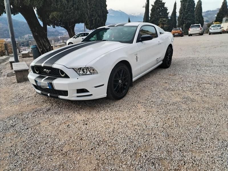Usata Ford Mustang 310 CV (228 kW) 2014 Bianco Coupé