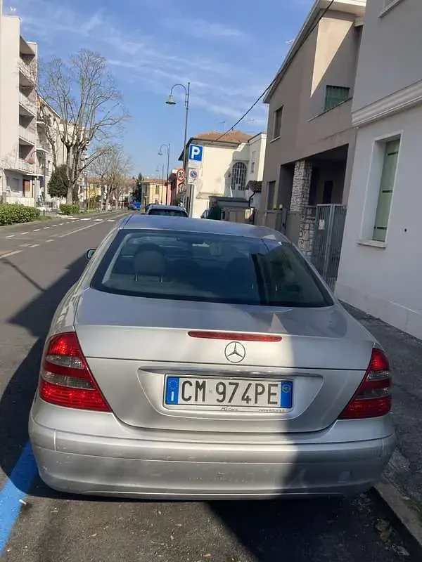 Usata Mercedes E220 150 CV (110 kW) 2003 Argento Berlina