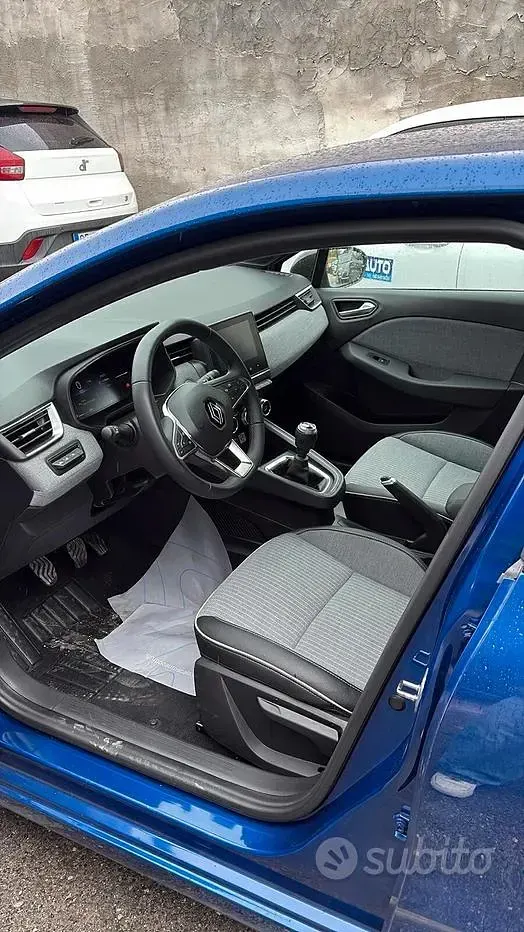 Begagnad Renault Clio V Techno 90 HK (66 kW) 2024 Blå Sedan