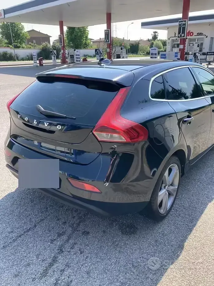 Usata Volvo V40 Momentum 115 CV (84 kW) 2012 Nero Utilitaria