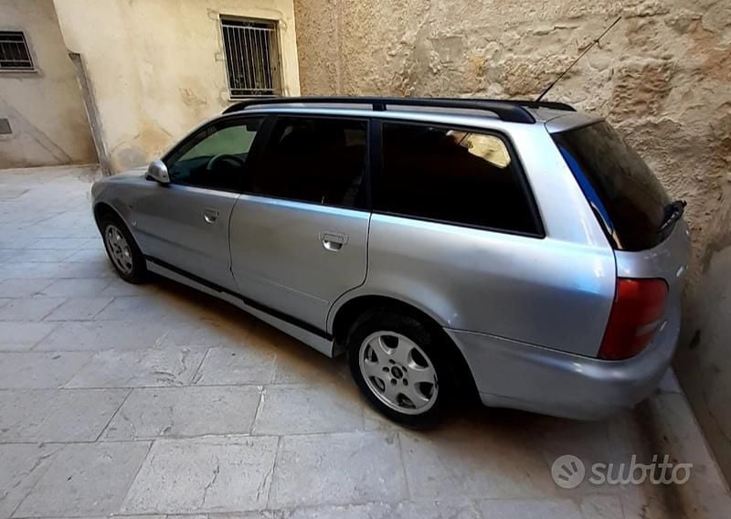 Usata Audi A4 101 CV (74 kW) 1997 Grigio Station wagon