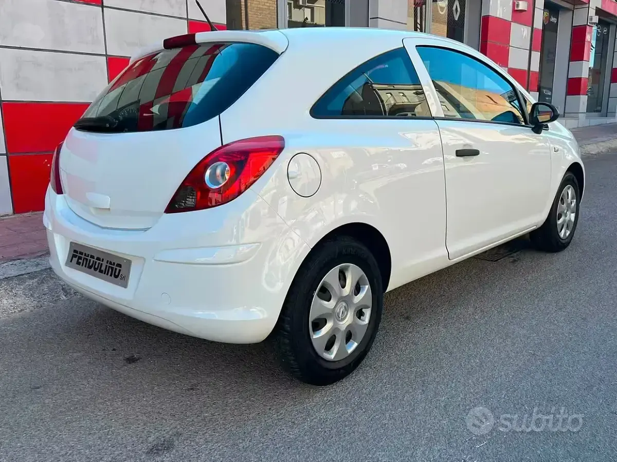 Usata Opel Corsa Selection 65 CV (47 kW) 2012 Bianco Utilitaria