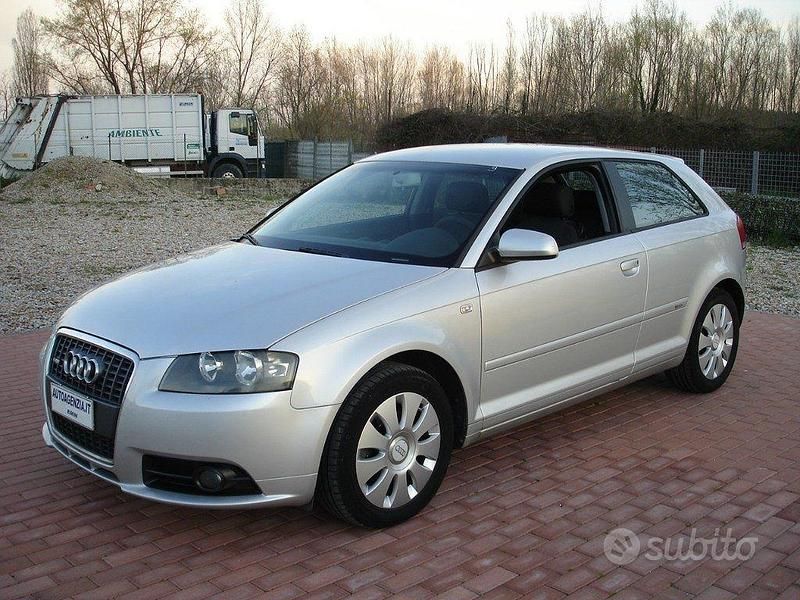 Grigio metallizzato Usata 2008 Audi A3 Ambiente Due volumi | 6000 € (Molto cara) - Immagine 1/4