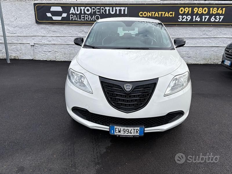 Usata Lancia Ypsilon Platinum 70 CV (51 kW) 2014 Bianco Utilitaria