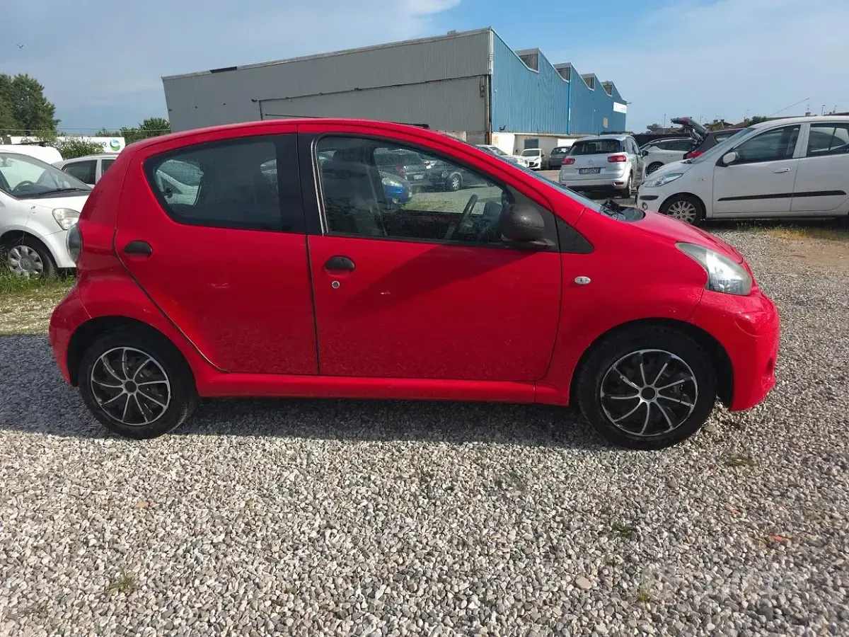 Usata Toyota Aygo Connect Style 68 CV (50 kW) 2013 Rosso Utilitaria