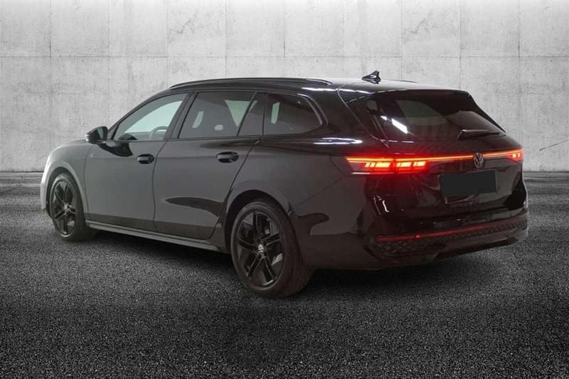 Usata VW Passat R-line 150 CV (110 kW) 2024 Nero Station wagon