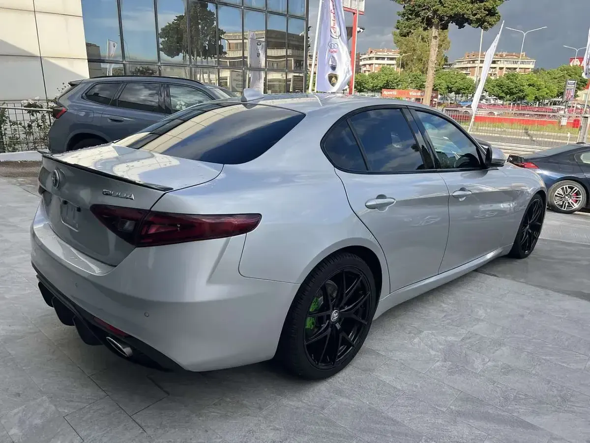 Usata Alfa Romeo Giulia Super 179 CV (131 kW) 2017 Argento mettalizzato Berlina