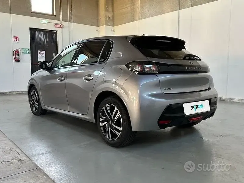 Usata Peugeot 208 Allure 101 CV (74 kW) 2023 Grigio Utilitaria
