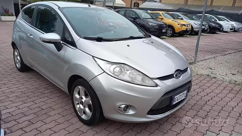 Usata Ford Fiesta 97 CV (71 kW) 2010 Grigio Utilitaria