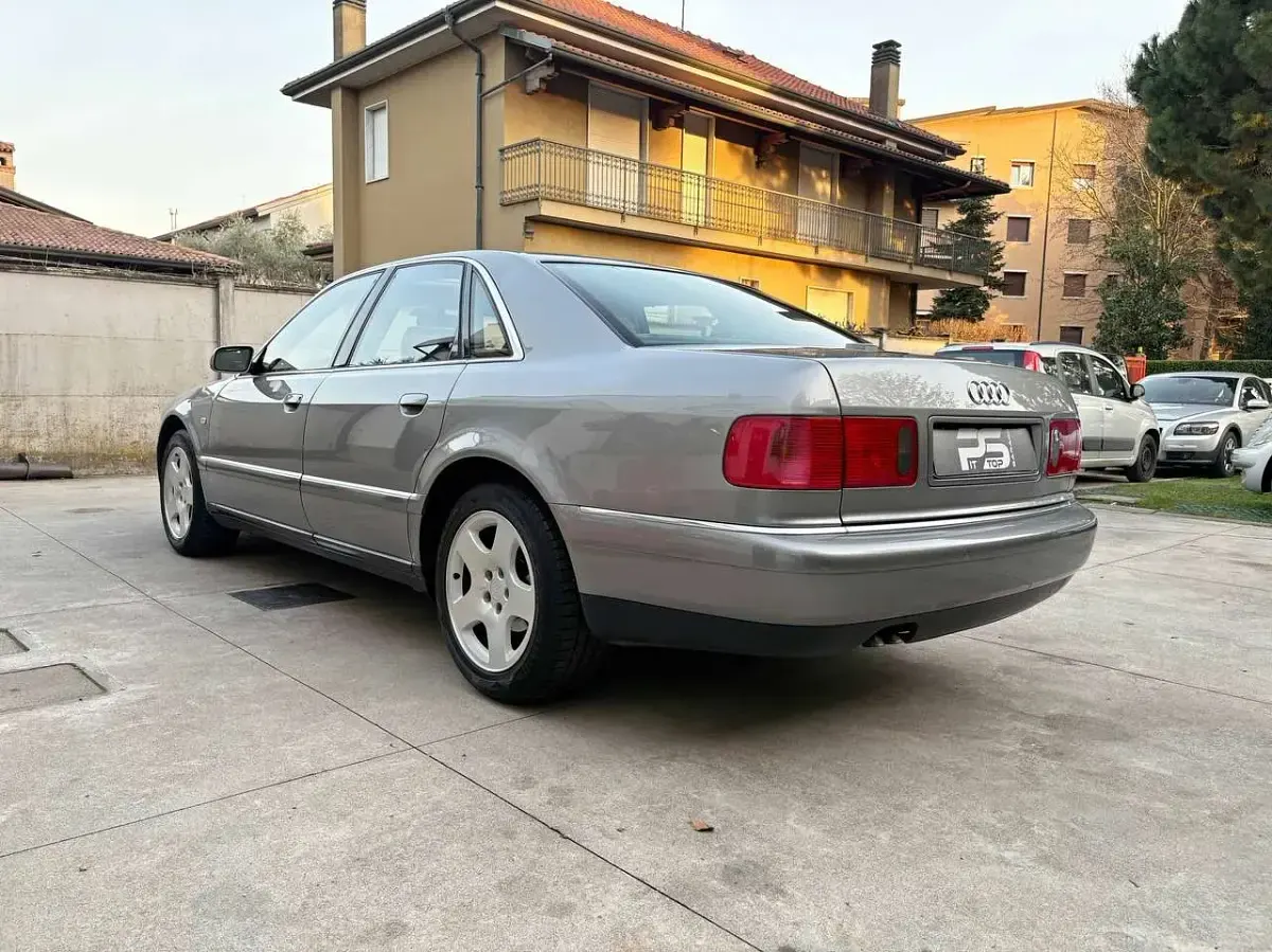 Usata Audi A8 Ambiente 179 CV (131 kW) 2002 Grigio Berlina
