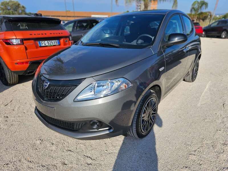 Usata Lancia Ypsilon Gold 69 CV (50 kW) 2024 Grigio Utilitaria