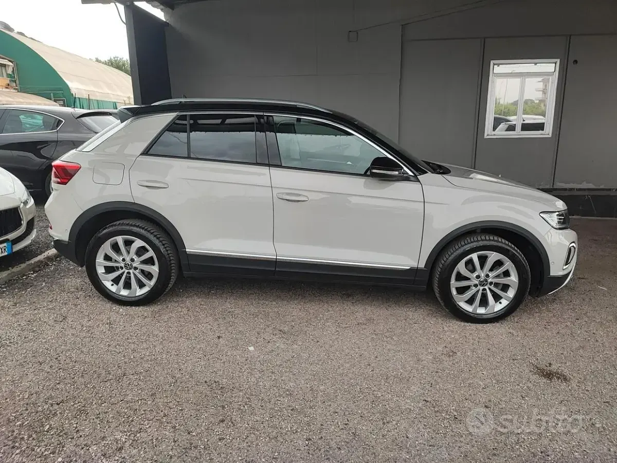 Usata VW T-Roc Style 110 CV (80 kW) 2023 Beige SUV