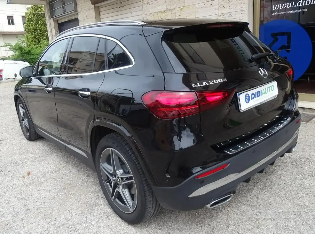 Usado Mercedes GLA200 AMG line 150 CV (110 kW) 2023 Negro SUV