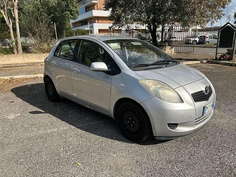 Argento Usata 2007 Toyota Yaris Sol Tre volumi | 1900 € (Ottimo prezzo) - Immagine 1/4