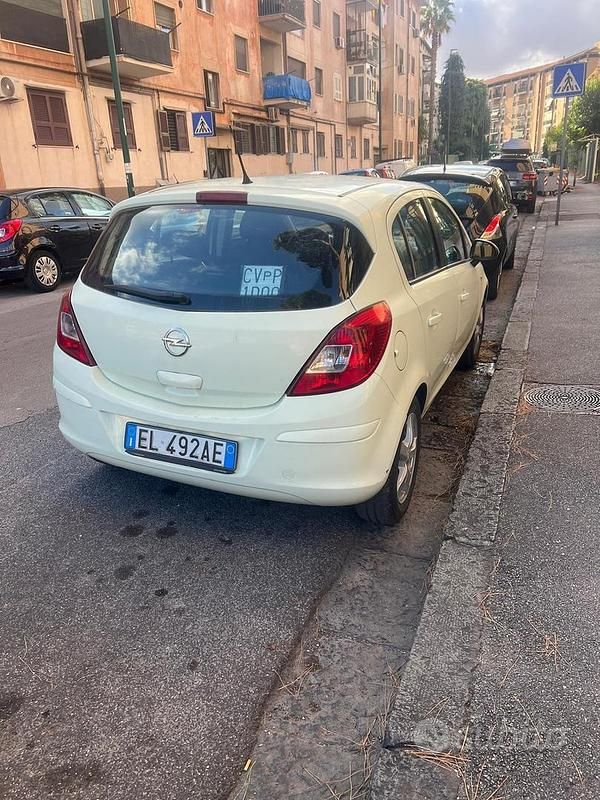 Usata Opel Corsa 65 CV (47 kW) 2012 Bianco Berlina