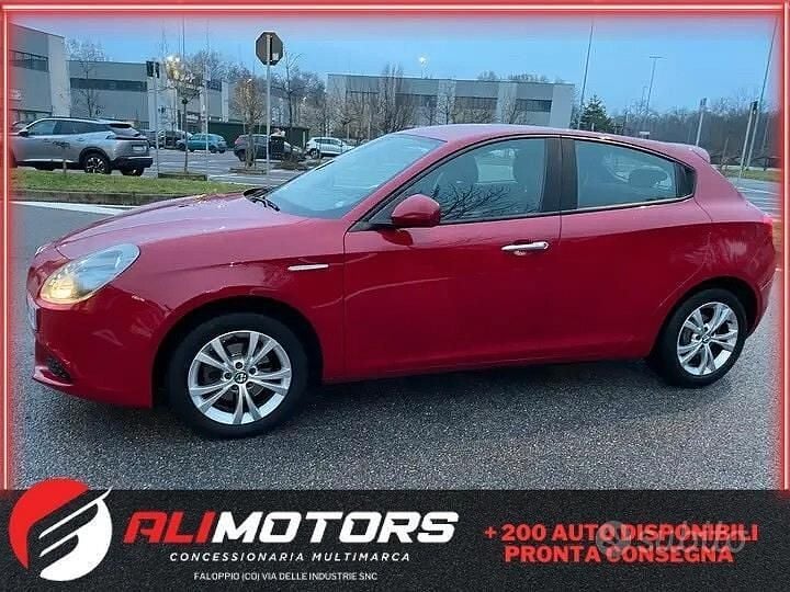 Rosso Usata 2015 Alfa Romeo Giulietta Distinctive Tre volumi | 6900 € (Cara) - Immagine 1/4
