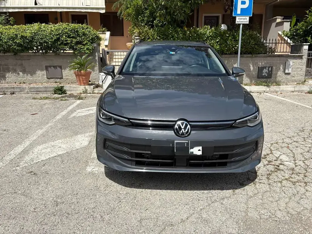 Usata VW Golf VIII Life 116 CV (85 kW) 2024 Grigio Station wagon