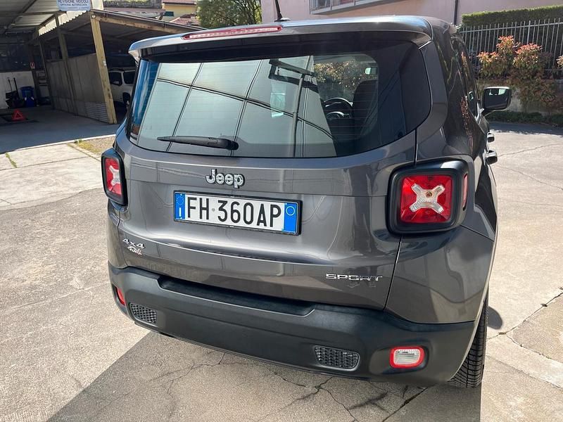 Usata Jeep Renegade Sport 140 CV (102 kW) 2017 Grigio SUV