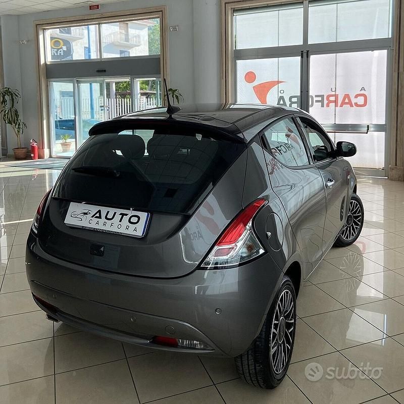 Usata Lancia Ypsilon Gold 69 CV (50 kW) 2024 Grigio Utilitaria