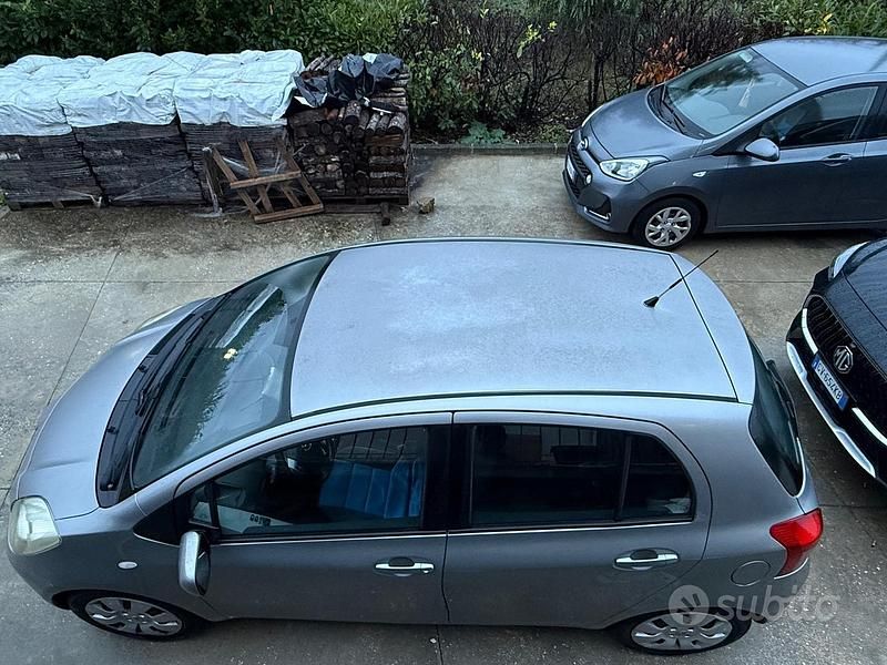 Usata Toyota Yaris 87 CV (63 kW) 2006 Grigio Utilitaria