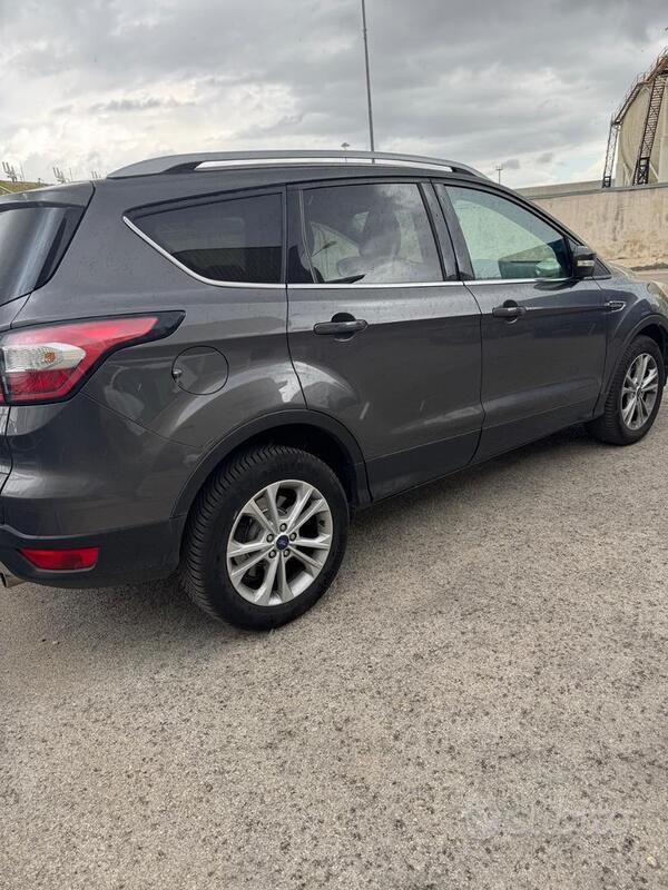Usata Ford Kuga 120 CV (88 kW) 2017 Grigio SUV