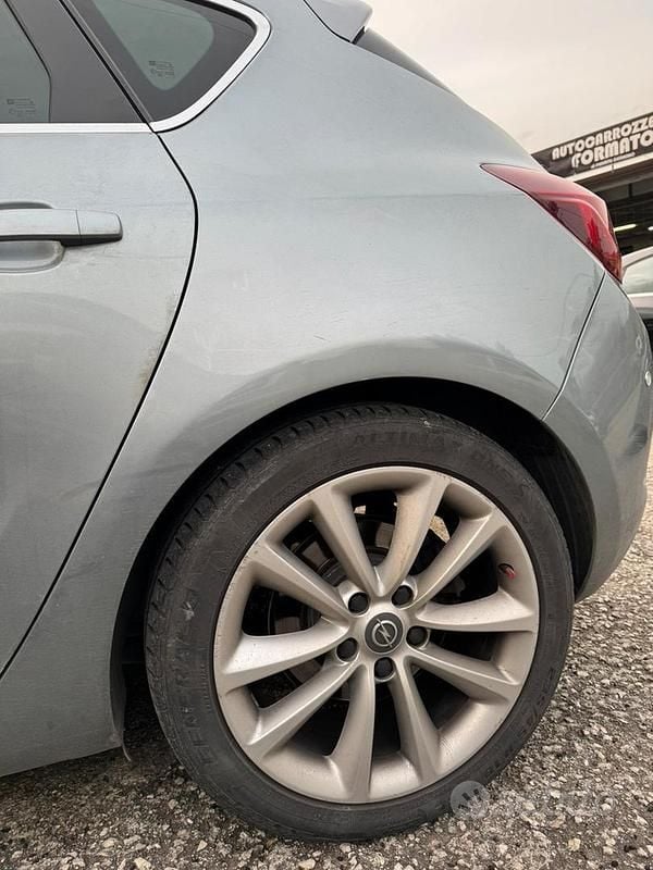 Usata Opel Astra 110 CV (80 kW) 2012 Grigio Berlina